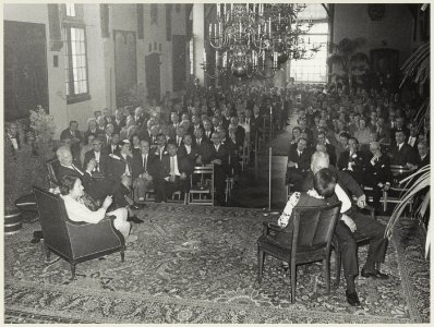 Afscheid_van_burgemeester_Cremers,_toneeluitvoering_in_de_Gravenzaal_door_het_stadhuispersoneel._NL-HlmNHA_54011953