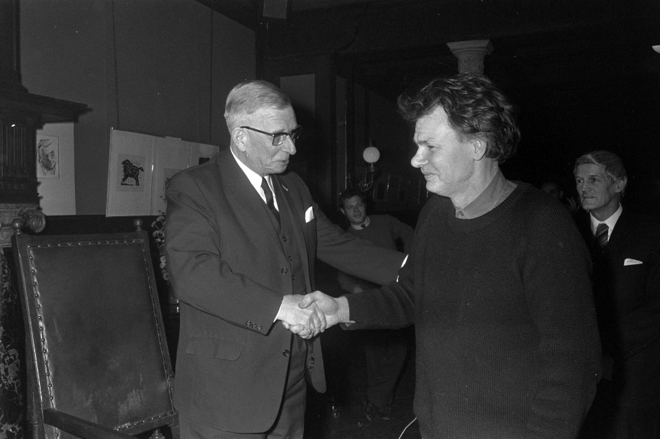Afscheidsreceptie_de_heer_H.G.F._Rietman_beeldhouwer_Ger_Lataster_(rechts)_neemt,_Bestanddeelnr_922-0058