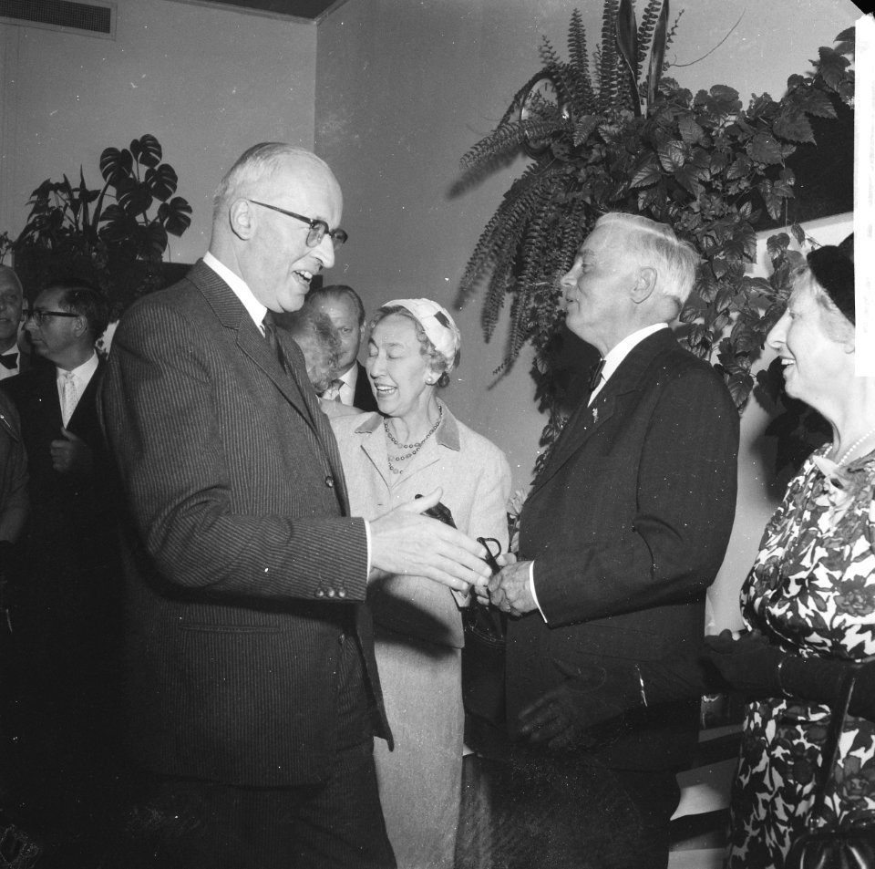 Afscheidsreceptie_professor_Flieringa_(directeur_Oogziekenhuis)_._Burgemeester_v,_Bestanddeelnr_913-0152