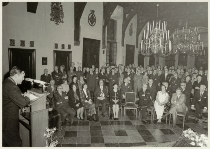 Afscheidsreceptie_van_D.A.J._Spek,_burgemeester_de_Gou_houdt_een_toespraak_in_de_Gravenzaal._NL-HlmNHA_54011935