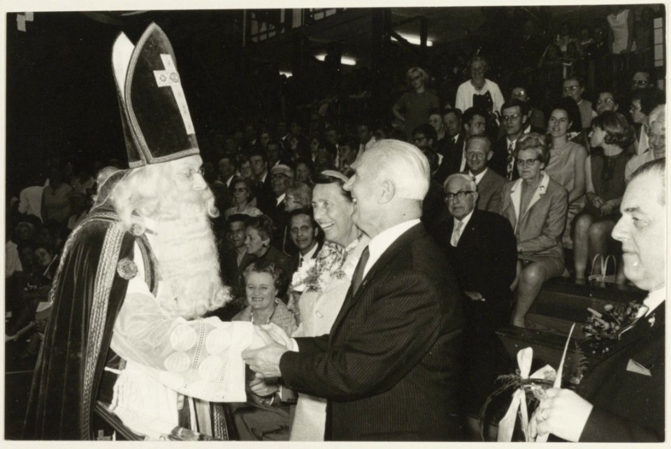 Afscheid_van_burgemeester_Cremers_in_de_Kennemer_Sporthal_op_16_april_1969._Sinterklaas_bevindt_zich_ook_in_het_gezelschap._NL-HlmNHA_54011944_2