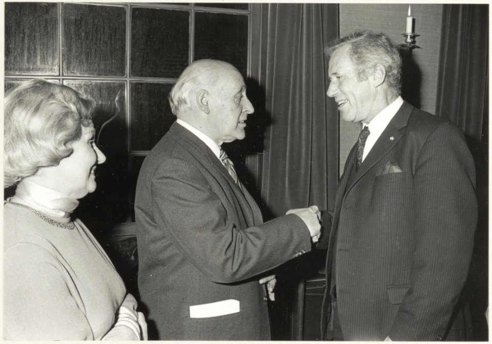 Afscheid_van_Frans_Halsmuseumdirecteur_H.P._Baard,_rechts_op_de_foto_wethouder_Geluk._NL-HlmNHA_54011975