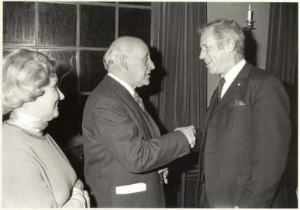 Afscheid_van_Frans_Halsmuseumdirecteur_H.P._Baard,_rechts_op_de_foto_wethouder_Geluk._NL-HlmNHA_54011975