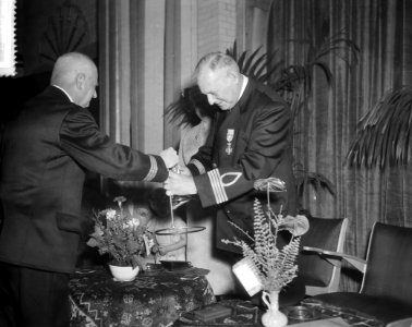 Afscheid_van_de_heer_Schuitemaker,_commandant_van_de_Amsterdamse_Brandweer,_Bestanddeelnr_908-9064