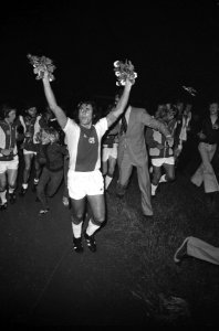 Afscheid_Sjaak_Swart_in_benefietwedstrijd_Ajax_tegen_Tottenham-Hotspur,_Swart_lo,_Bestanddeelnr_926-5988
