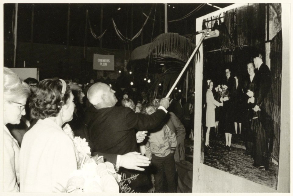 Afscheid_van_burgemeester_Cremers_in_de_Kennemer_Sporthal_op_16_april_1969._NL-HlmNHA_54011944_1
