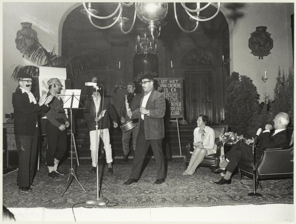 Afscheid_van_burgemeester_Cremers,_toneeluitvoering_door_het_stadhuispersoneel_in_de_Gravenzaal._NL-HlmNHA_54011954