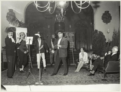 Afscheid_van_burgemeester_Cremers,_toneeluitvoering_door_het_stadhuispersoneel_in_de_Gravenzaal._NL-HlmNHA_54011954