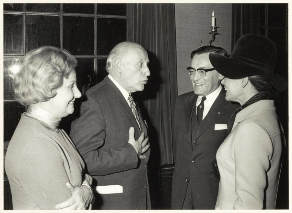 Afscheid_van_Frans_Halsmuseumdirecteur_H.P._Baard,_in_aanwezigheid_van_burgemeester_de_Gou._NL-HlmNHA_54011975