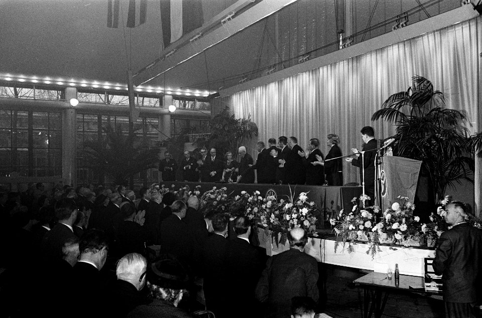 Afscheid_voorzitter_van_de_VVD_in_Rivierehal_te_Rotterdam_Professor_Oud_aan_het_,_Bestanddeelnr_915-7274