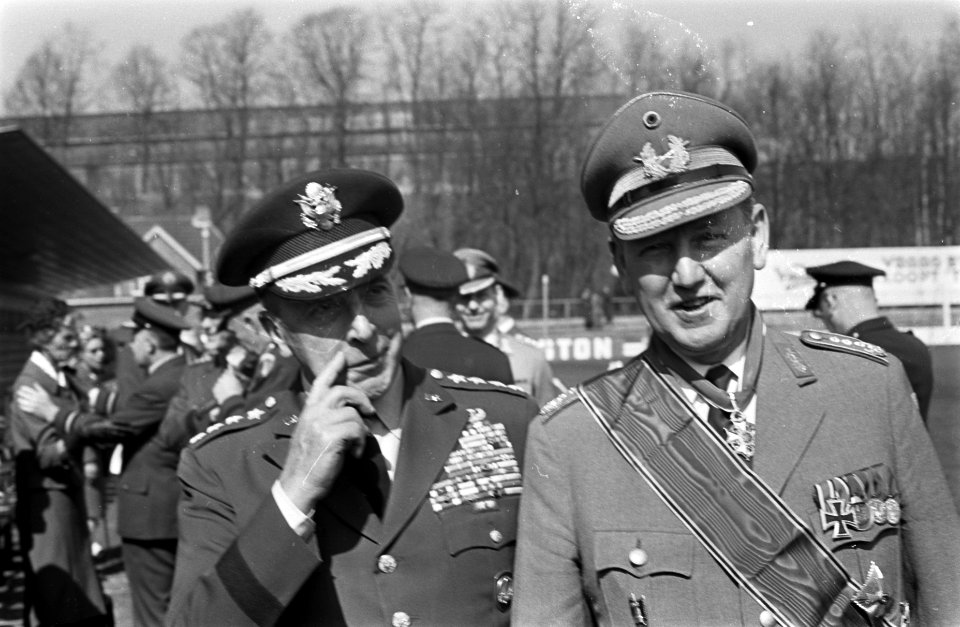 Afscheidsparade_voor_generaal_von_Kielmansegg_te_Brunsum._Links_generaal_L._L._L,_Bestanddeelnr_921-2043