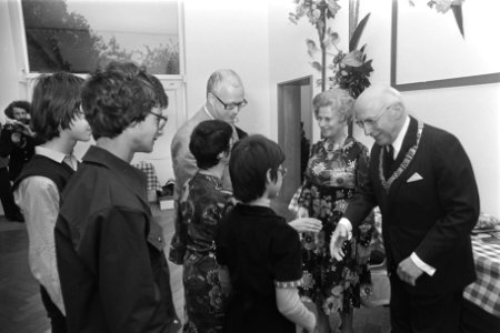 Afscheidsreceptie_burgemeester_Samkalden_in_Stedelijk_Museum_Amsterdam_bevolkin,_Bestanddeelnr_929-1859