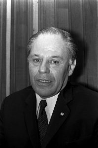 Afscheidsreceptie_dr_G_van_Dam_,_geneesheer-directeur_van_het_reumacentrum_in_,_Bestanddeelnr_925-2396