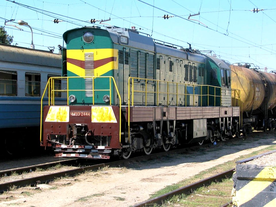 ЧМЭ3-2444,_Украина,_АР_Крым,_станция_Урожайная_(Trainpix_33121)