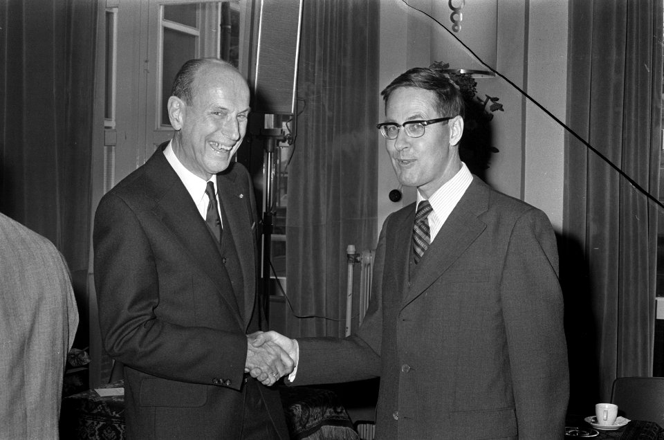 Afscheidsreceptie_dr_EF_Jacobi_als_directeur_van_Artis,_dr_Jacobi_(links)_en,_Bestanddeelnr_926-7115