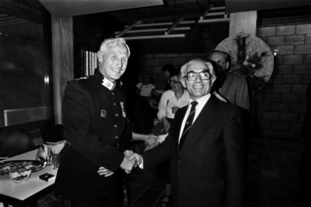 Afscheidsreceptie_hoofdcommissaris_Sanders_(Amsterdam)_Sanders_en_burgemeester_,_Bestanddeelnr_930-8797