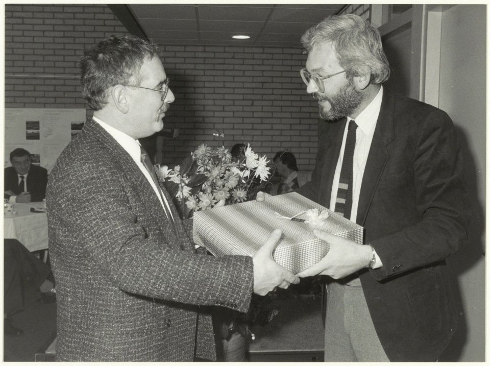 Afscheid_van_de_heer_Warmerdam,_leraar_aan_Het_Middenduin,_School_voor_eer_moeilijk_opvoedbare_kinderen_aan_de_Middenduinerweg_in_Santpoort._NL-HlmNHA_54016929