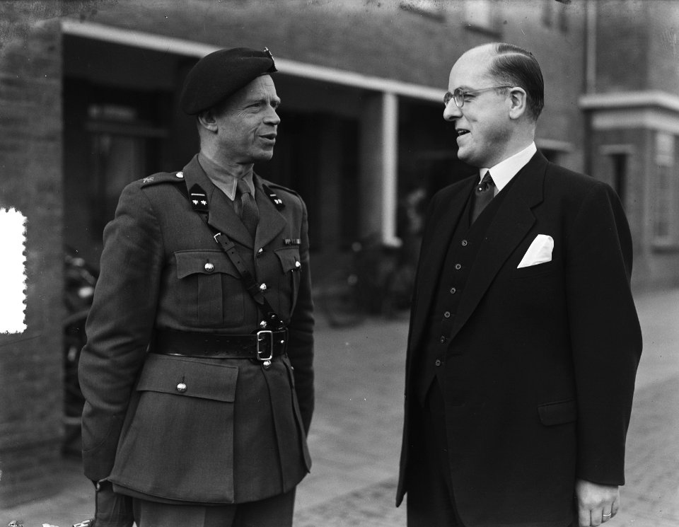 Afscheid_van_Commandant_JHAK_Gualtherie_van_Weezel_van_het_Corps_Commando_tr,_Bestanddeelnr_905-0015