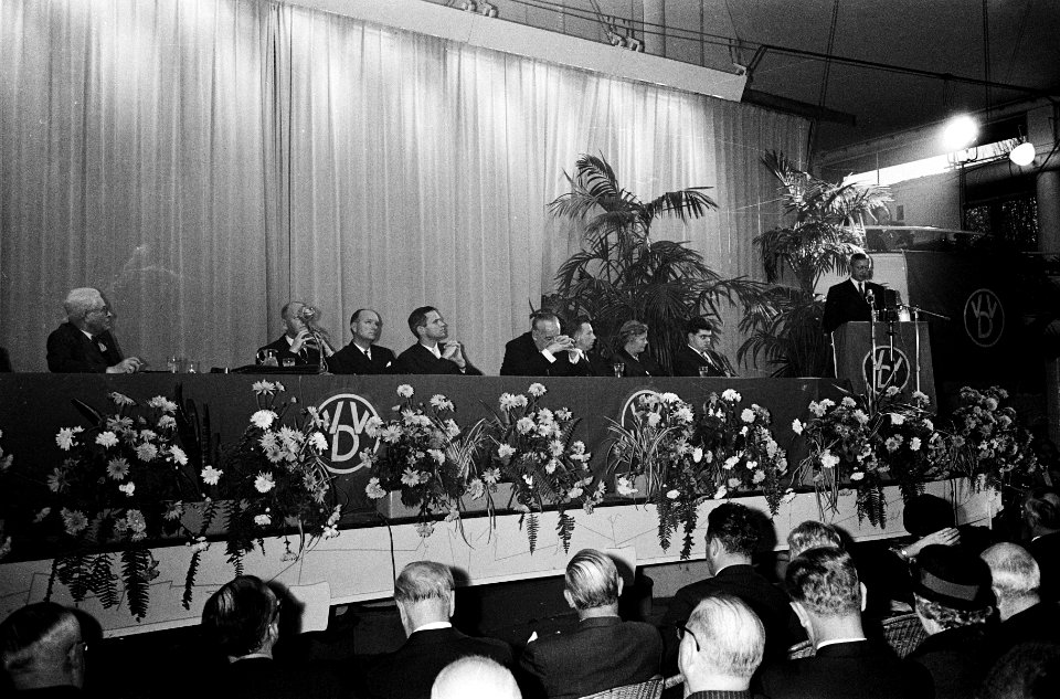 Afscheid_voorzitter_van_de_VVD_in_Rivierehal_te_Rotterdam_Overzichten,_Bestanddeelnr_915-7271