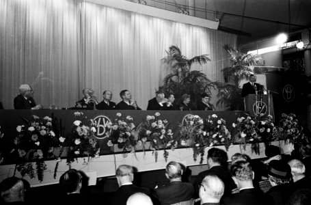 Afscheid_voorzitter_van_de_VVD_in_Rivierehal_te_Rotterdam_Overzichten,_Bestanddeelnr_915-7271