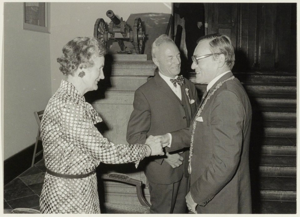 Afscheid_van_de_heer_Schipper,_directeur_van_Hout_en_Plantsoenen._Rechts_burgemeester_de_Gou._NL-HlmNHA_54011979_01