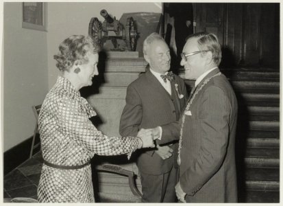 Afscheid_van_de_heer_Schipper,_directeur_van_Hout_en_Plantsoenen._Rechts_burgemeester_de_Gou._NL-HlmNHA_54011979_01