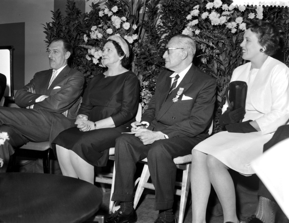 Afscheid_van_de_Adjunct_Directeur_de_heer_E_Van_Brek_van_de_luchthaven_Schiphol,_Bestanddeelnr_910-0667