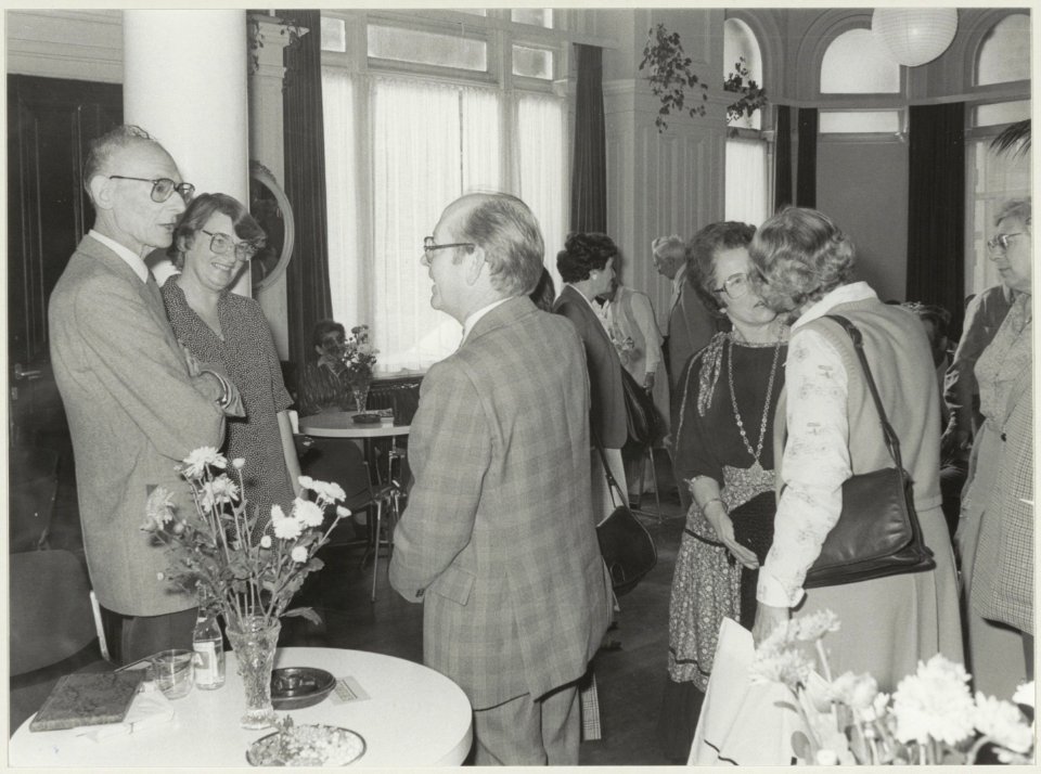 Afscheid_van_Drs._J.J._Voogd_(_links,_met_zijn_echtgenote)_uit_de_politiek,_in_het_concertgebouw._NL-HlmNHA_54012371
