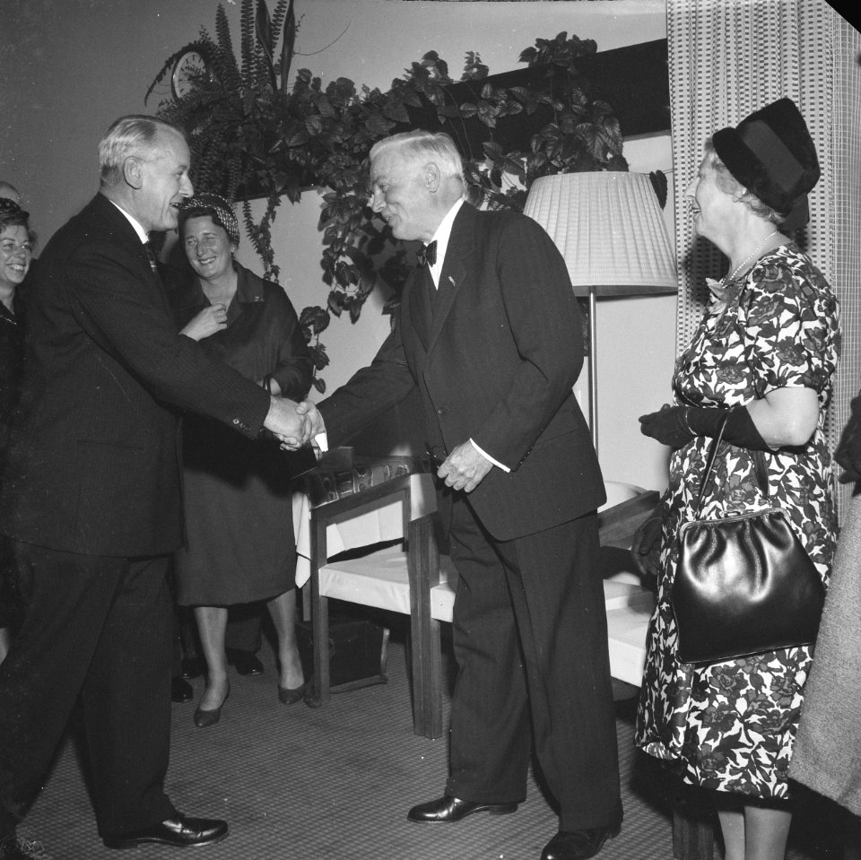 Afscheidsreceptie_professor_Flieringa_(directeur_Oogziekenhuis)_._Aanbieding_sto,_Bestanddeelnr_913-0153