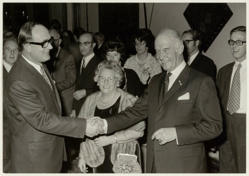 Afscheidsreceptie_van_D.A.J._Spek_in_de_Gravenzaal_op_het_stadhuis._D.A.J._Spek_met_zijn_opvolger_L._van_den_Berg._NL-HlmNHA_54011936