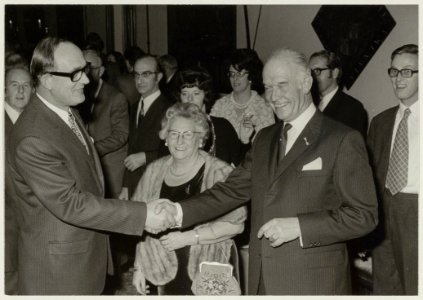 Afscheidsreceptie_van_D.A.J._Spek_in_de_Gravenzaal_op_het_stadhuis._D.A.J._Spek_met_zijn_opvolger_L._van_den_Berg._NL-HlmNHA_54011936