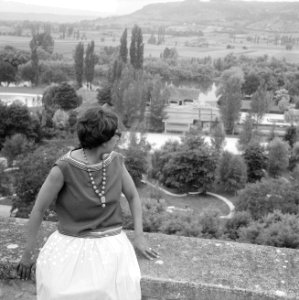 Afhalen_van_Josephine_Baker_in_Frankrijk_J_B_in_tuin,_Bestanddeelnr_912-6478