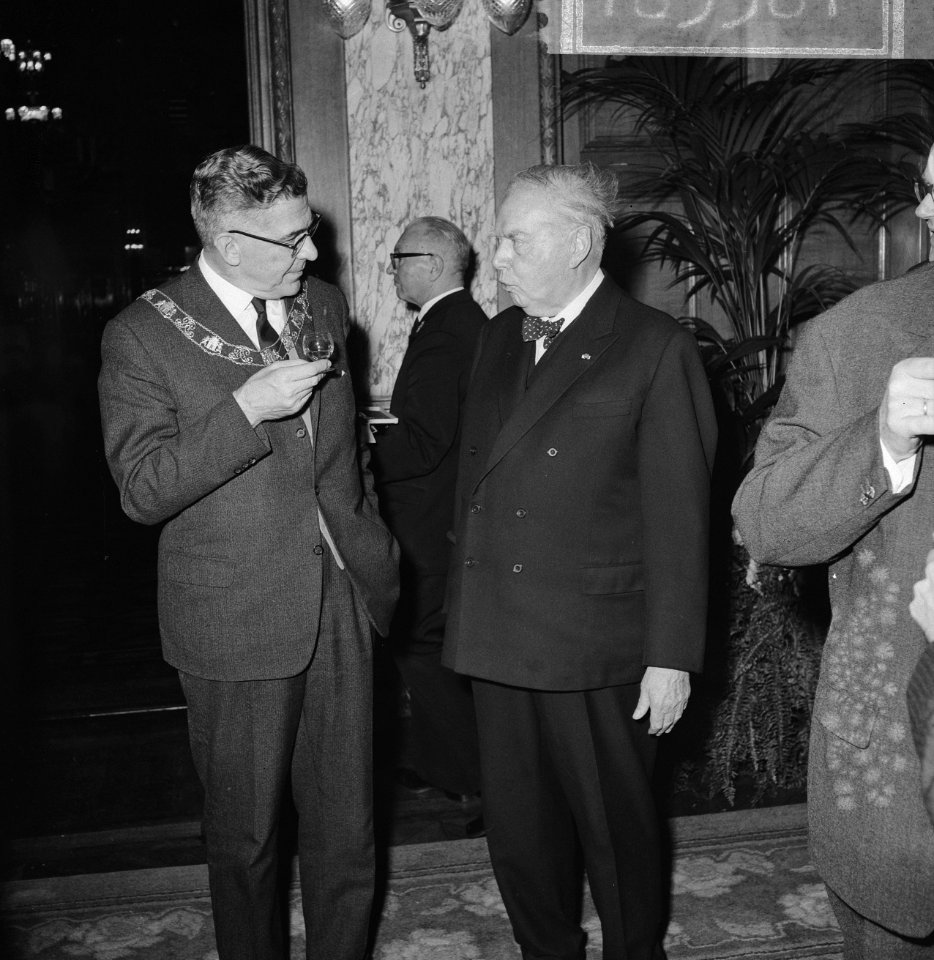 Afscheid_van_de_Rotterdamse_bankier_K.P._van_der_Mandele_(r.),_burgemeester_Thom,_Bestanddeelnr_918-5581