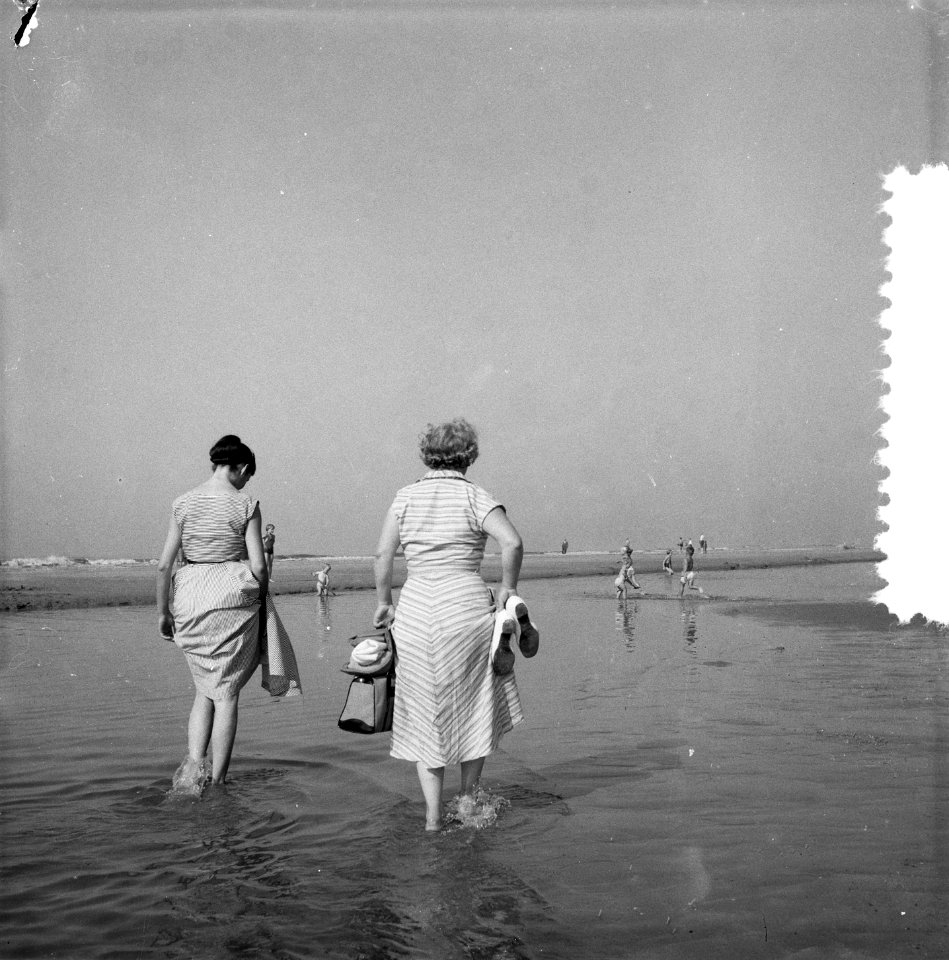 Afscheid_van_de_zomer,_pootje_baden,_Bestanddeelnr_907-3384