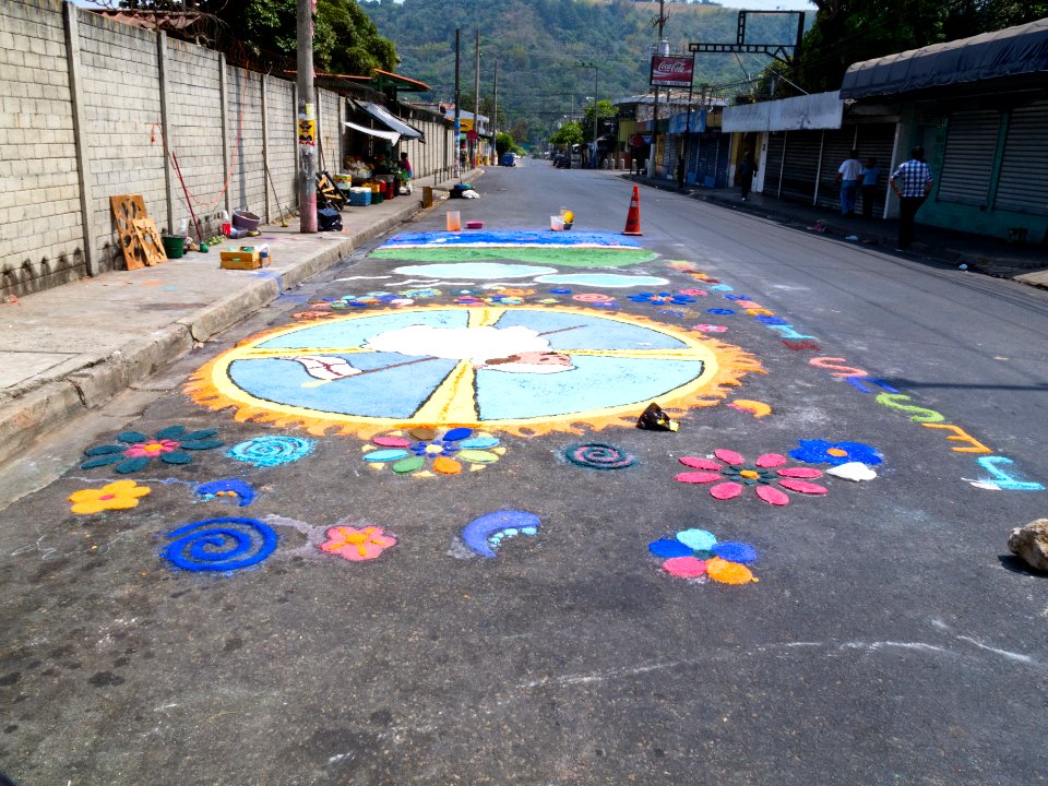 Afombras_en_las_calles_de_El_Salvador_Viernes_Santo_