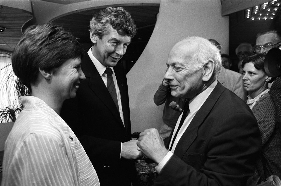 Afscheid_Wim_Kok_van_de_FNV_Den_Uyl_in_gesprek_met_Wim_Kok_en_zijn_vrouw_tijden,_Bestanddeelnr_933-4209