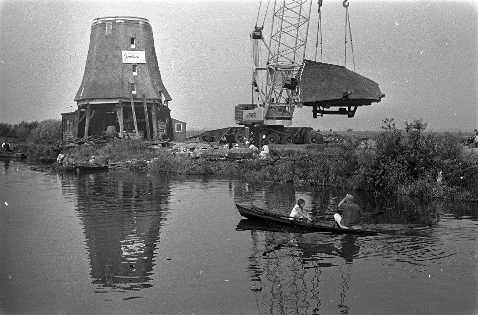 Afname_van_de_kop_van_de_molen_met_behulp_van_een_mobiele_kraan,_Bestanddeelnr_921-5578