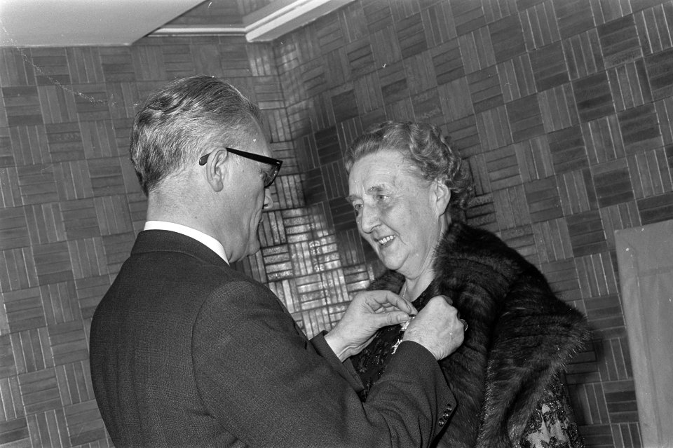Afscheidsreceptie_burgemeester_Boot_van_Hilversum._Mevrouw_W._A._Boot_Colijn_kri,_Bestanddeelnr_920-9540