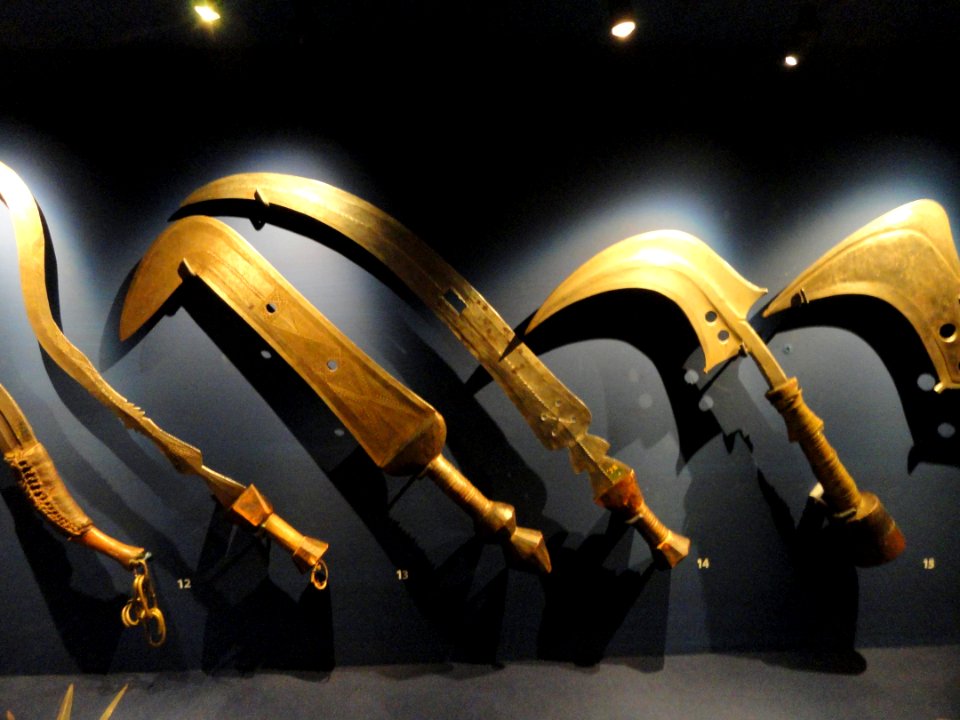 African_knives_in_in_the_Museum_of_Cultures_(Helsinki)-_DSC04941