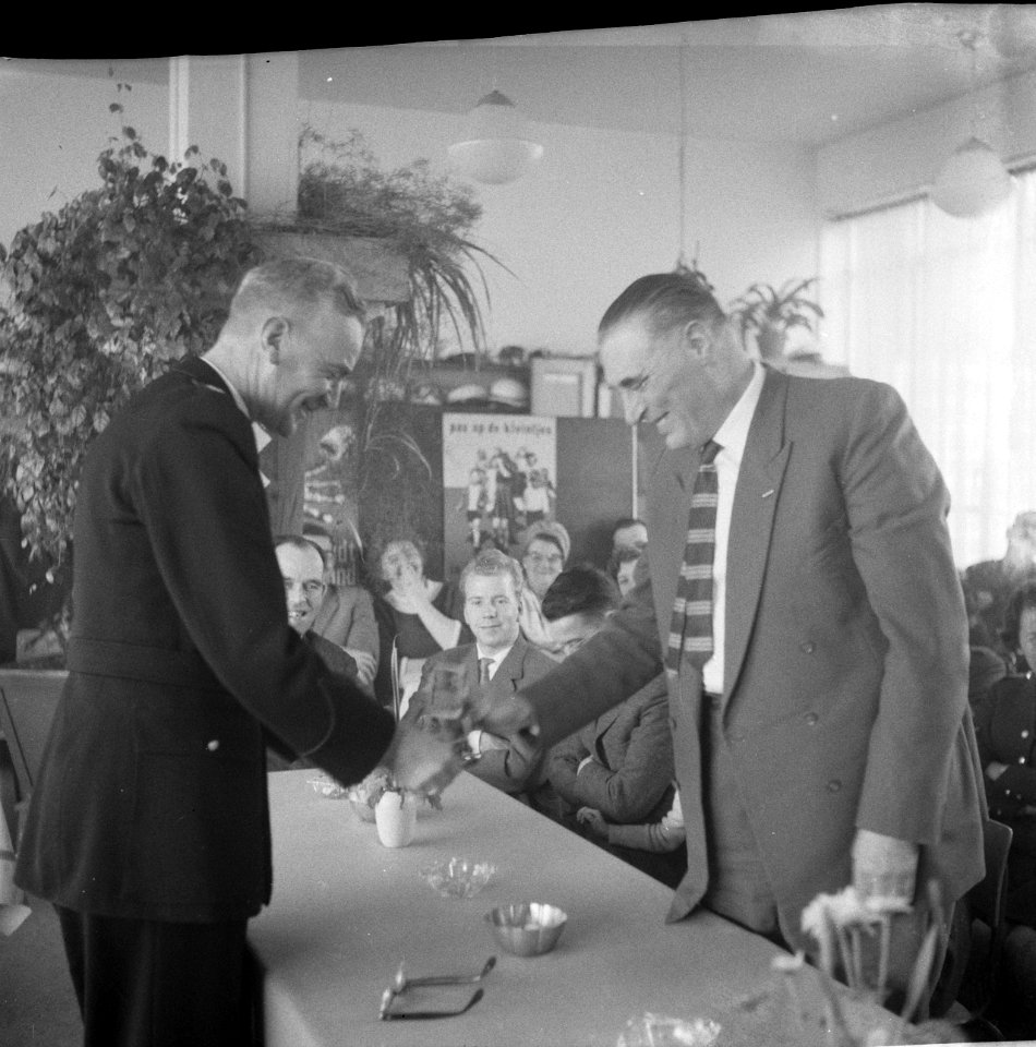 Afscheid_van_agent_van_Eekeres_na_37_jaar_dienst,_Bestanddeelnr_913-4019