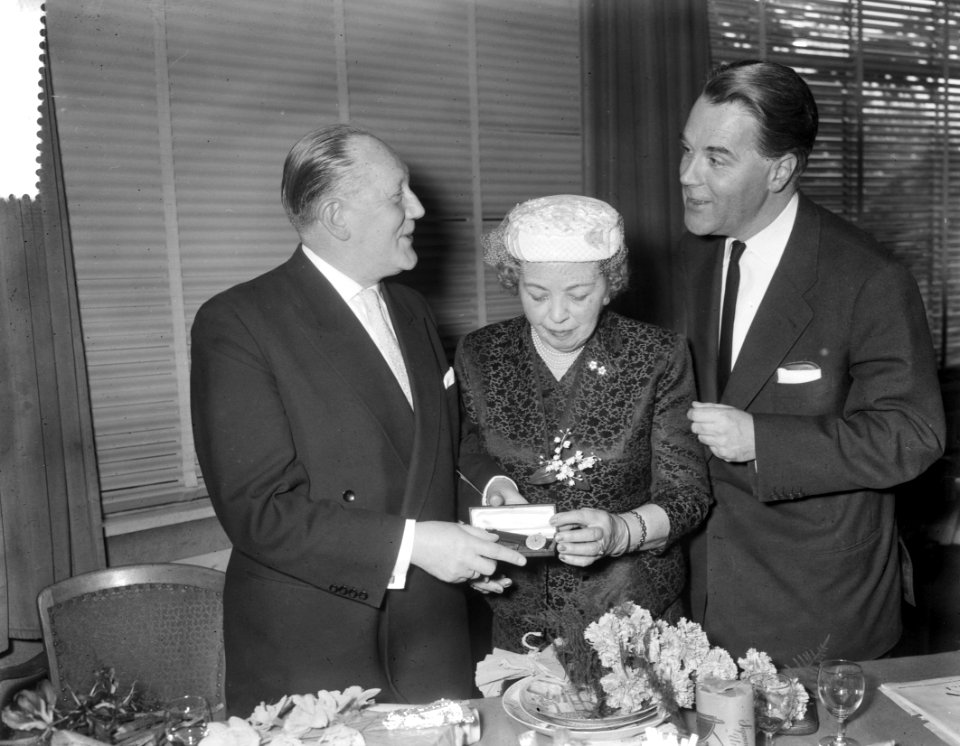 Afscheidsreceptie_van_de_hoorspelregisseur_in_de_Avrostudio_v.l.n.r._Kommer_Klei,_Bestanddeelnr_910-2513