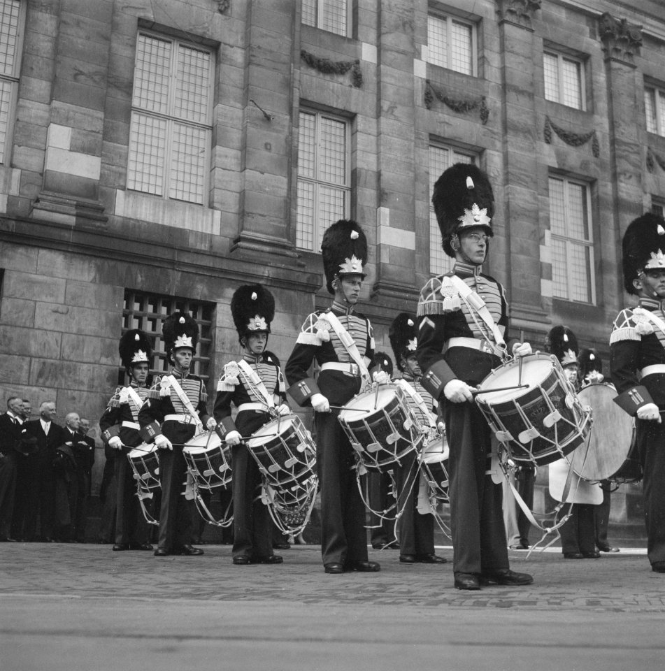 Aflossing_wacht_bij_Paleis._Grenadiers,_Bestanddeelnr_902-9944