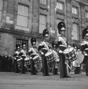 Aflossing_wacht_bij_Paleis._Grenadiers,_Bestanddeelnr_902-9944