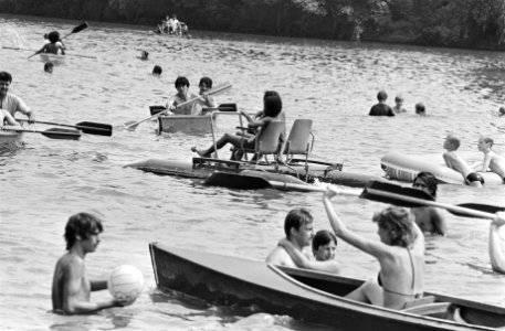 Afkoeling_zoeken_in_de_vijver_in_het_Amsterdamse_Bos,_Bestanddeelnr_932-6516