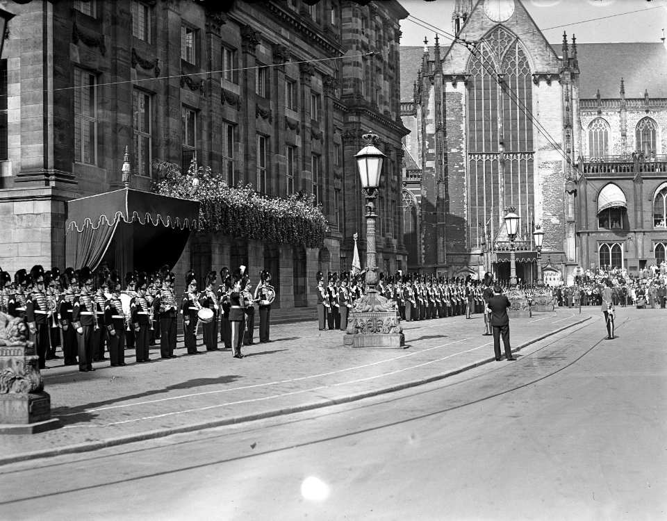 Aflossing_wacht_bij_Paleis._Grenadiers,_Bestanddeelnr_934-6938
