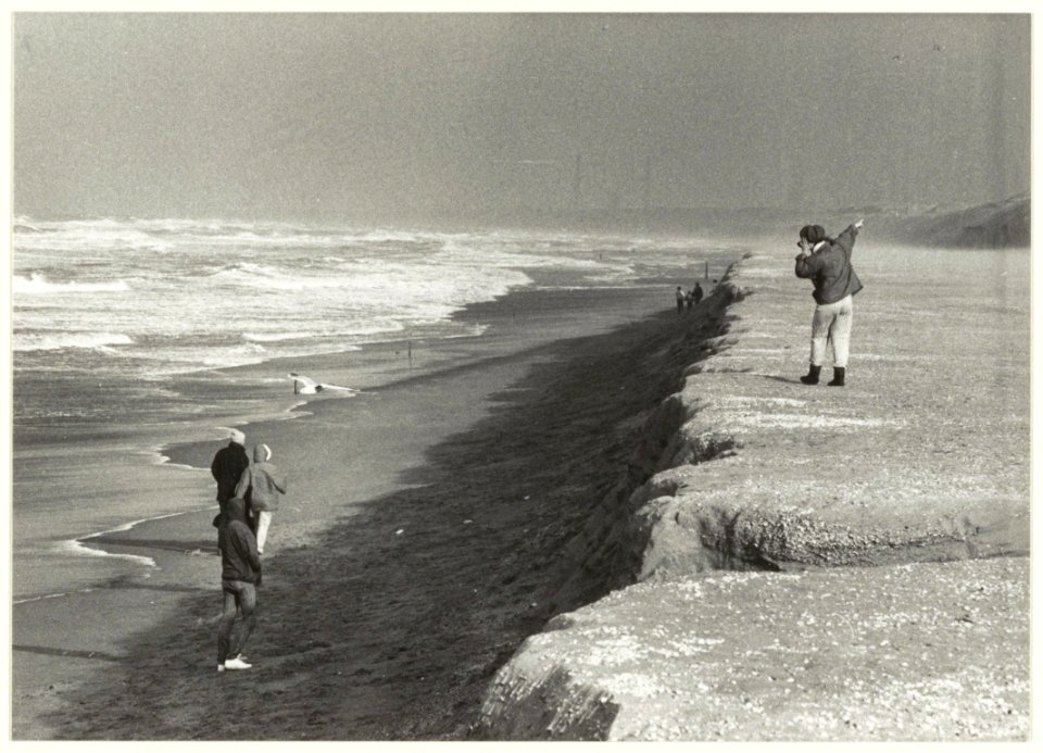 Afgeslagen_strand_bij_Bloemendaal_aan_Zee._NL-HlmNHA_54031849