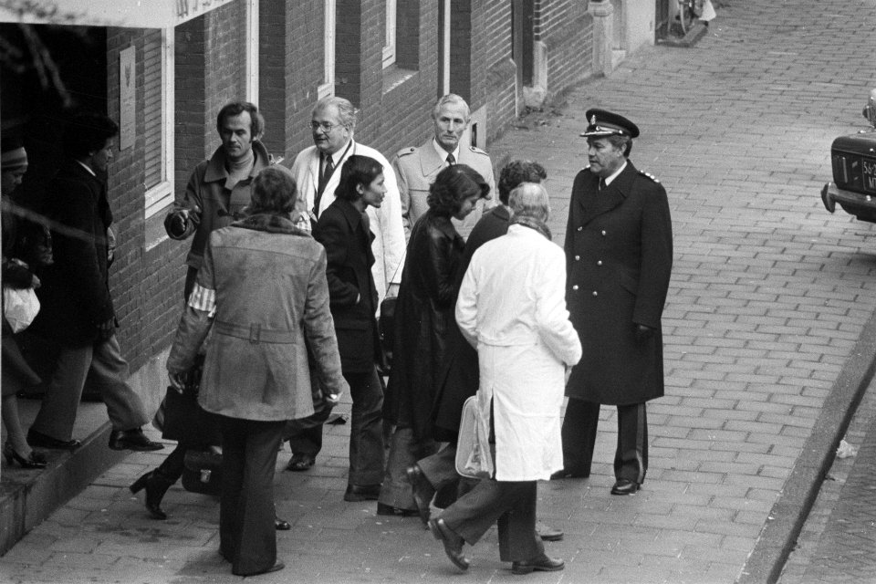 Afloop_gijzeling_in_Consulaat_in_Amsterdam_gijzelaars_komen_juichend_naar_buite,_Bestanddeelnr_928-3323