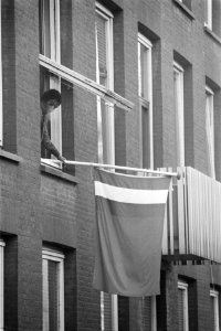 Afloop_gijzeling_in_Consulaat_in_Amsterdam_Molukker_haalt_vlag_binnen,_Bestanddeelnr_928-3319