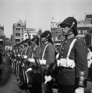 Aflossing_wacht_bij_Paleis._Grenadiers,_Bestanddeelnr_902-9948