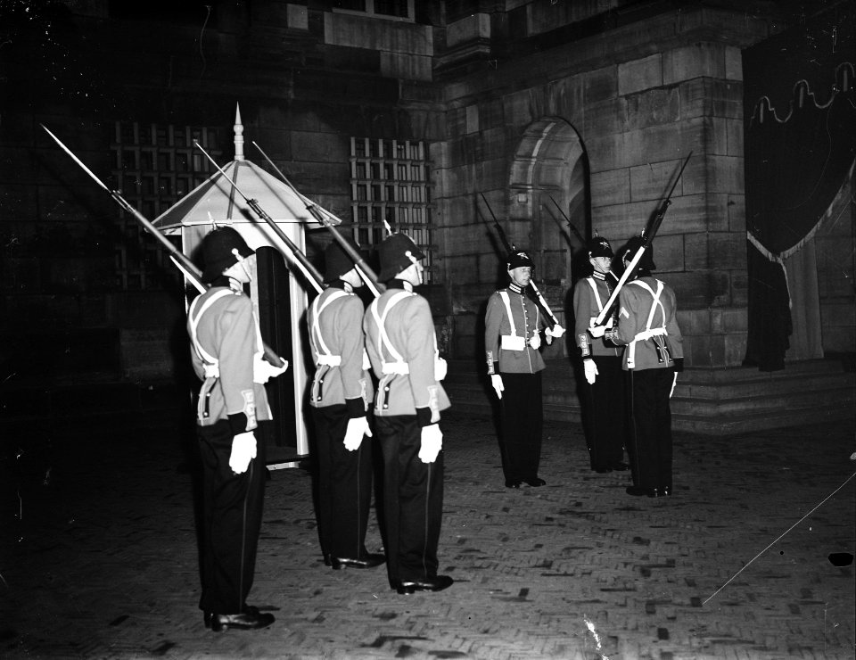 Aflossing_wacht_bij_Paleis._Grenadiers,_Bestanddeelnr_902-9941